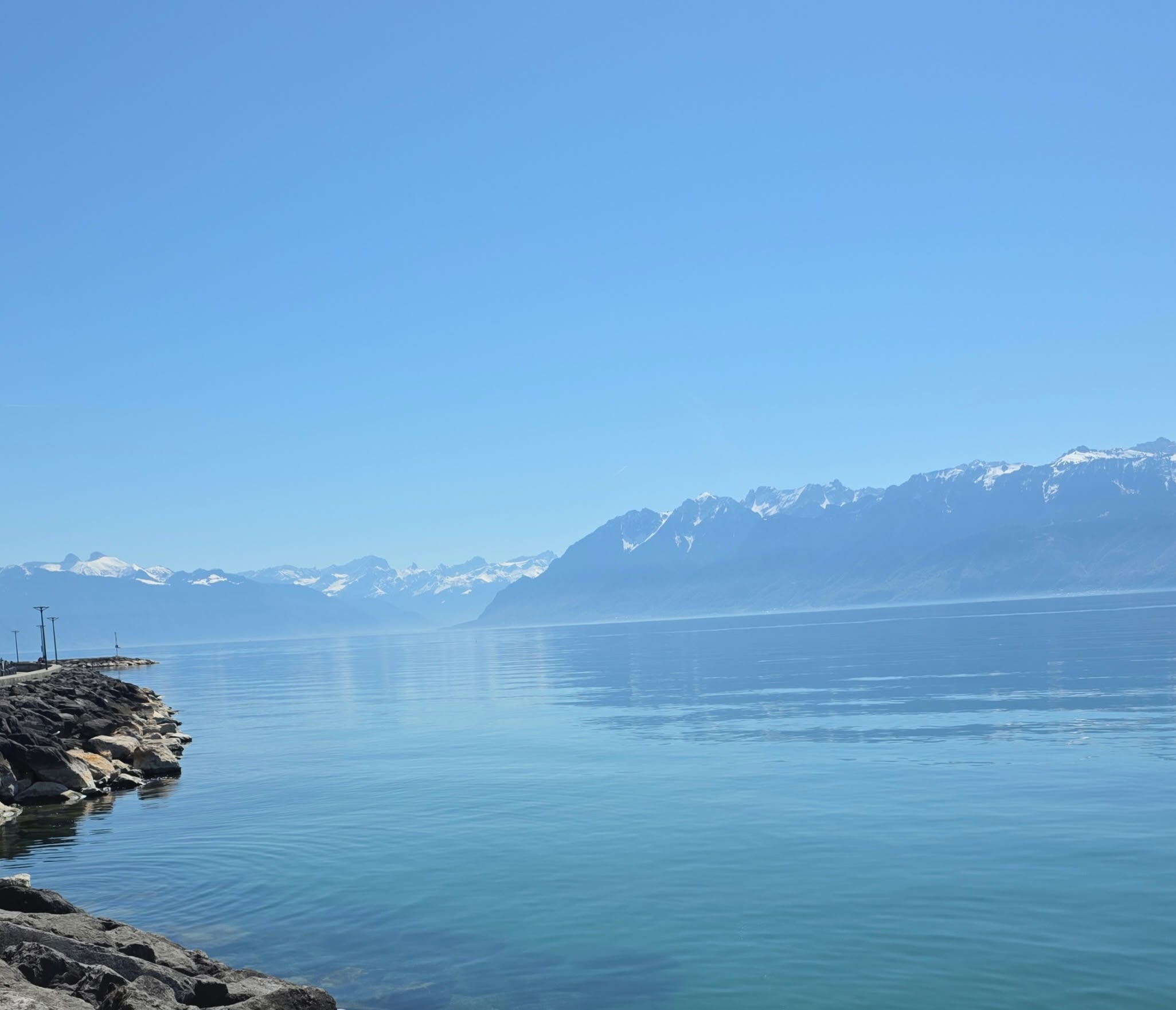 Les eaux du Léman et les montagnes à l’horizon